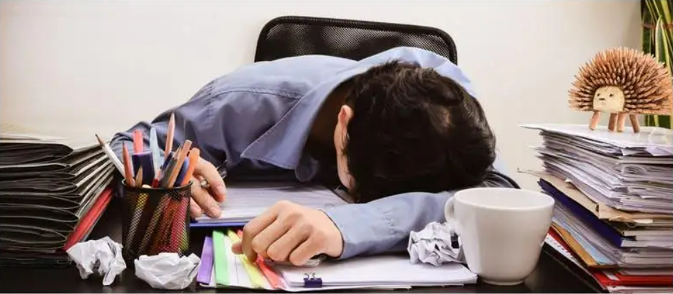 过劳死|世卫组织:全球每分钟近1.5人“过劳死”!网友:心疼地抱紧自己