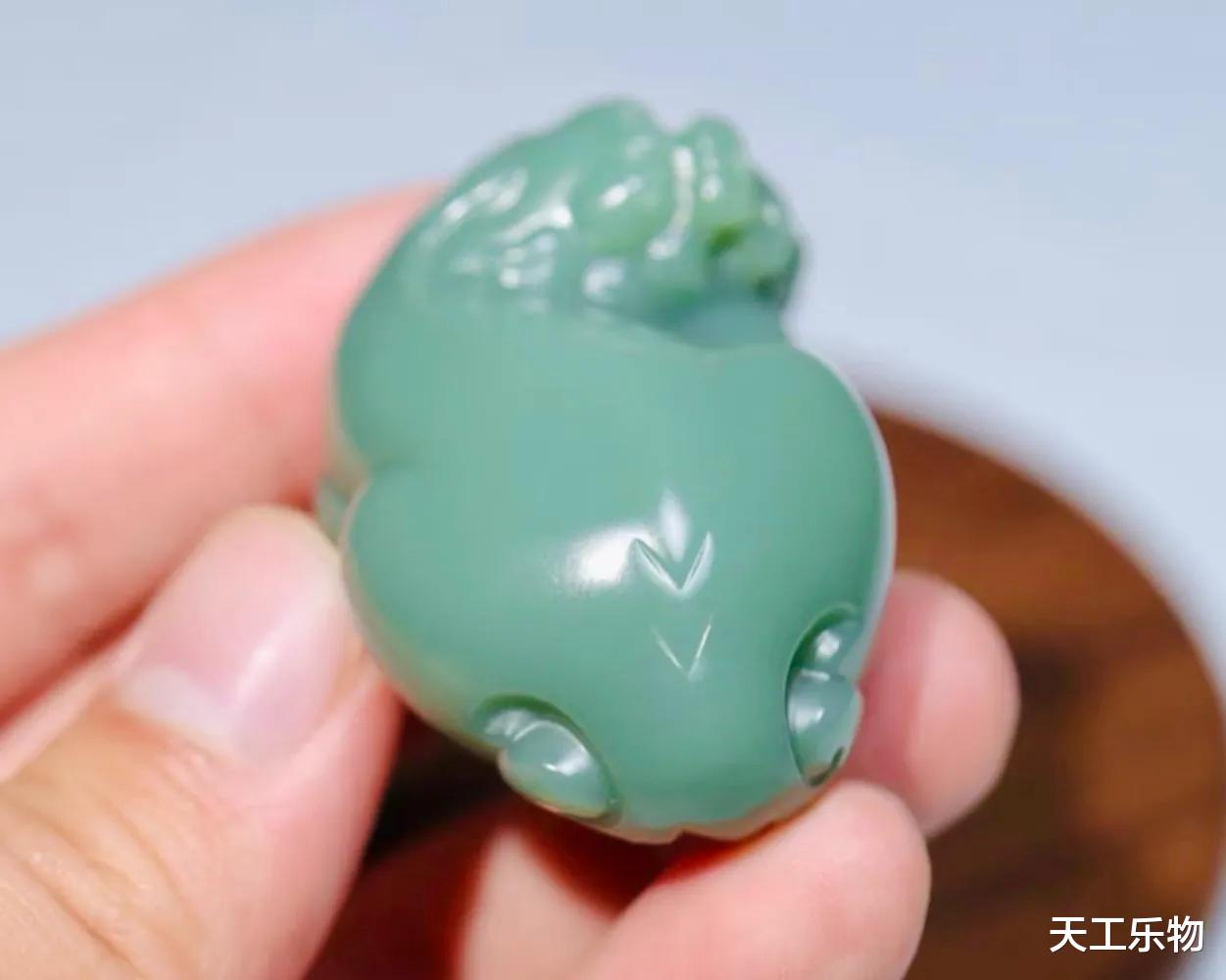 和田玉沙枣青巧雕“貔貅”!猜猜哪种沙枣青籽料最值钱?