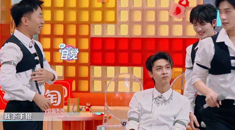 看懂杨迪主动揽下向杨洋泼水的任务,就明白他保护丁程鑫的用心