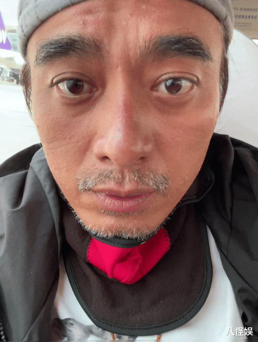 陈龙与刘涛胡歌做公益，皮肤黝黑被晒到蜕皮，胡歌晒出眼镜痕