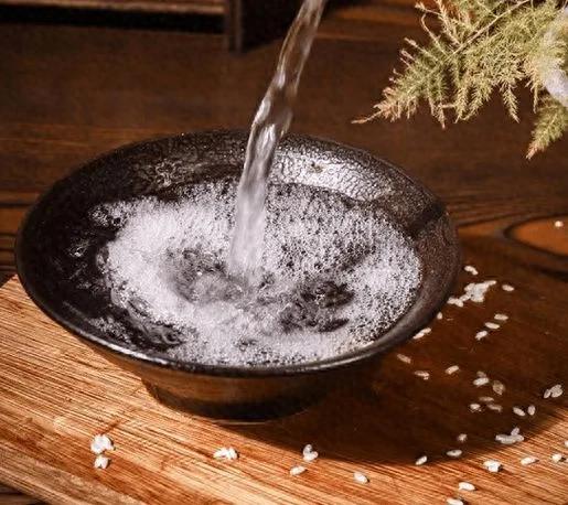 |怎样分辨酒精勾兑的酒和酿造的酒？