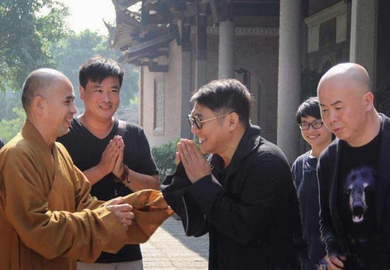 李连杰一家三口尼泊尔求佛