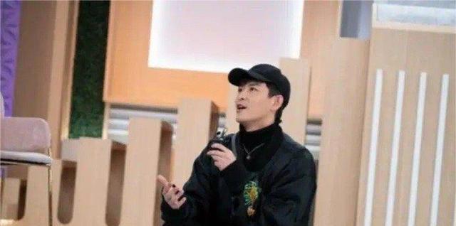 敖犬|敖犬在节目中单膝下跪向空姐女友求婚，狠狠地被感动到了