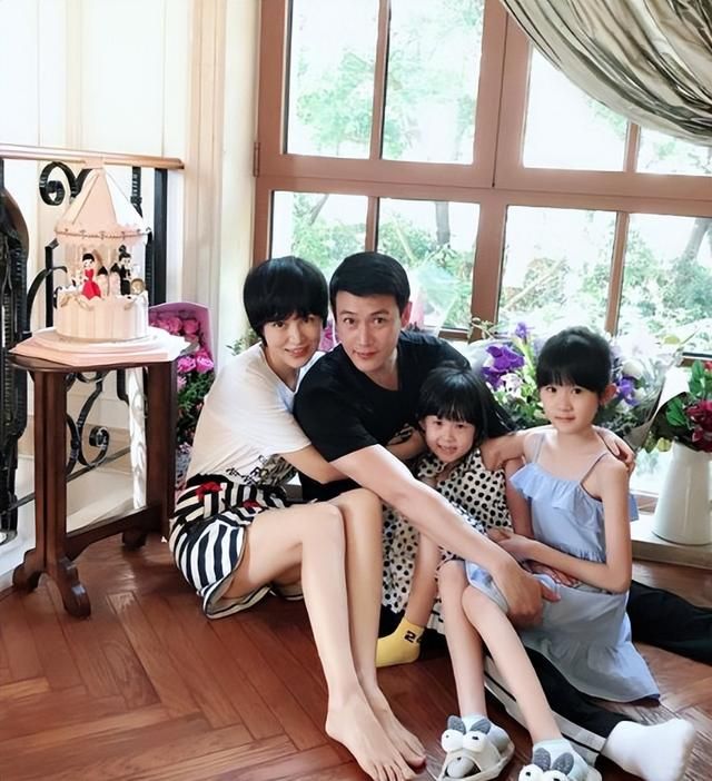 陆毅|47岁陆毅还有少年感!带女儿吃饭亲自喂饮料,贝儿比妹妹漂亮太多