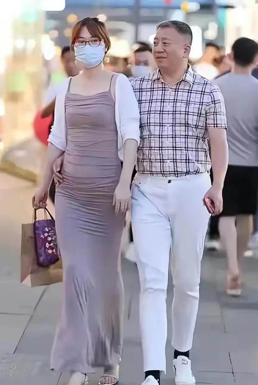 招聘|中铁三局董事长郝刚和年轻女子牵手、搂腰，中铁三局：图文虚假