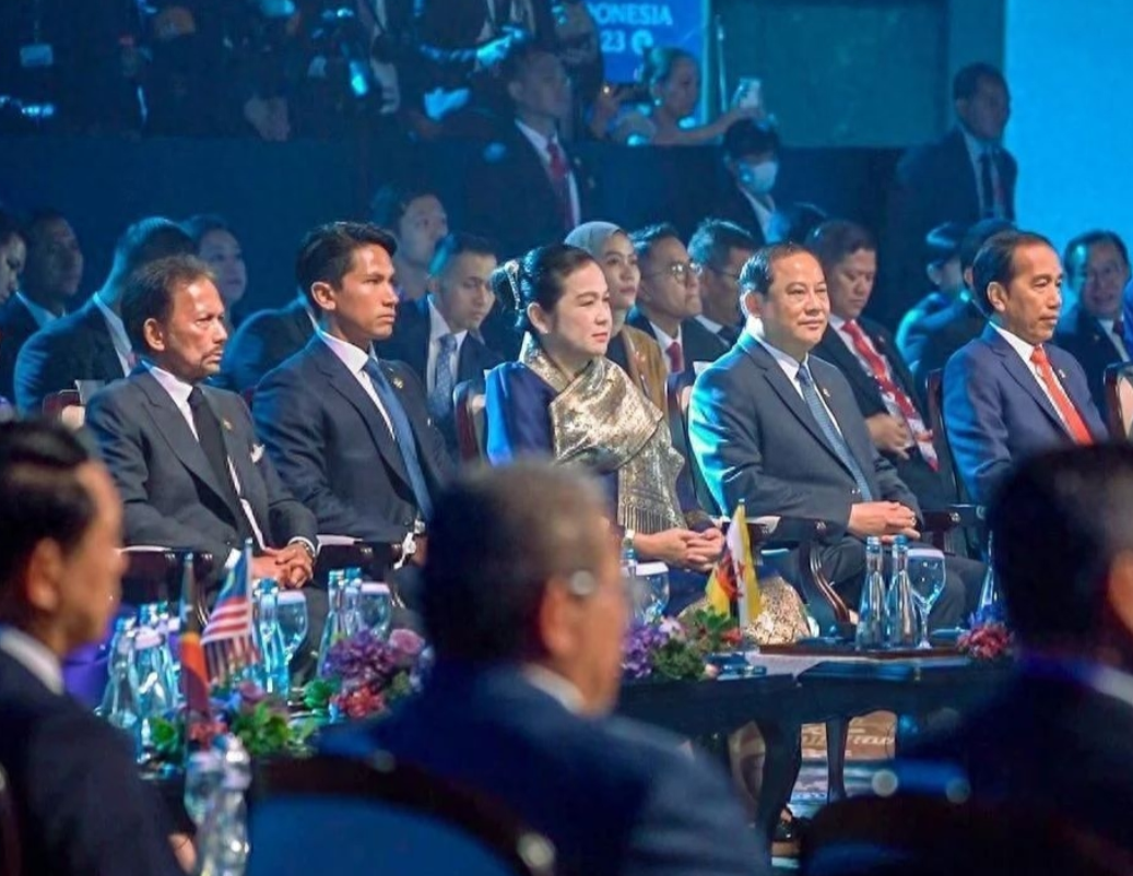 韩国夫人和文莱王子罕同框!穿白裙清纯可人,还曾和王室王后合影