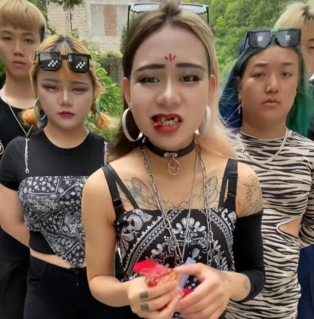 不学无术的跳梁小丑，转眼成为人上人，究竟是谁在为这些人买单啊