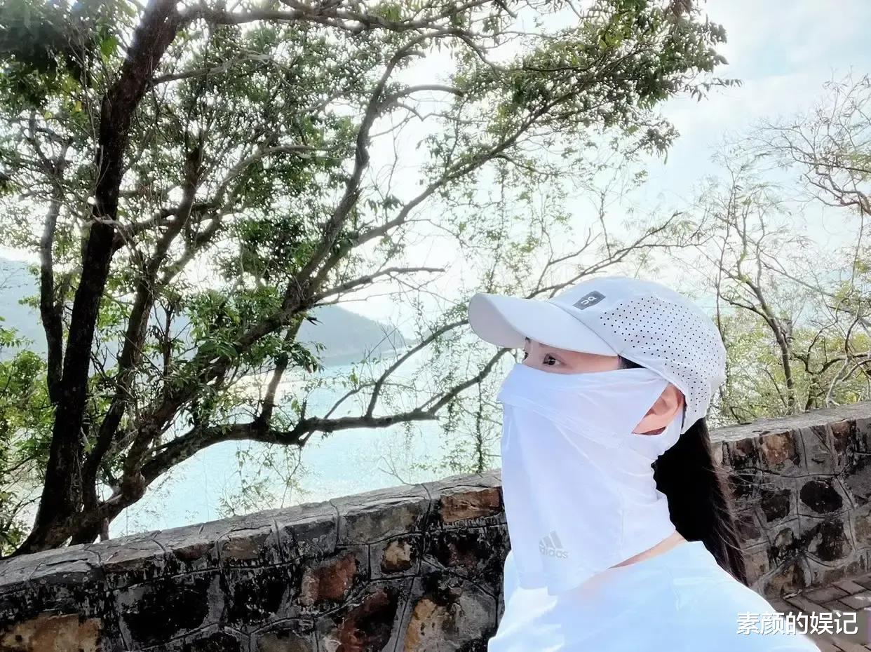 梁洛施|梁洛施新年晒照只露眼睛很落寞,通过网络向李泽楷送祝福未获回应