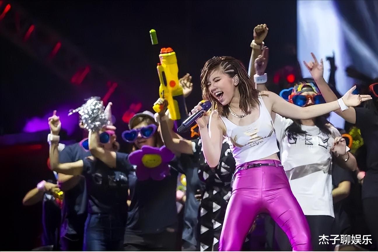 |邓紫棋：演出前突然内急，1分钟都忍不住，助理一招解决化险为夷