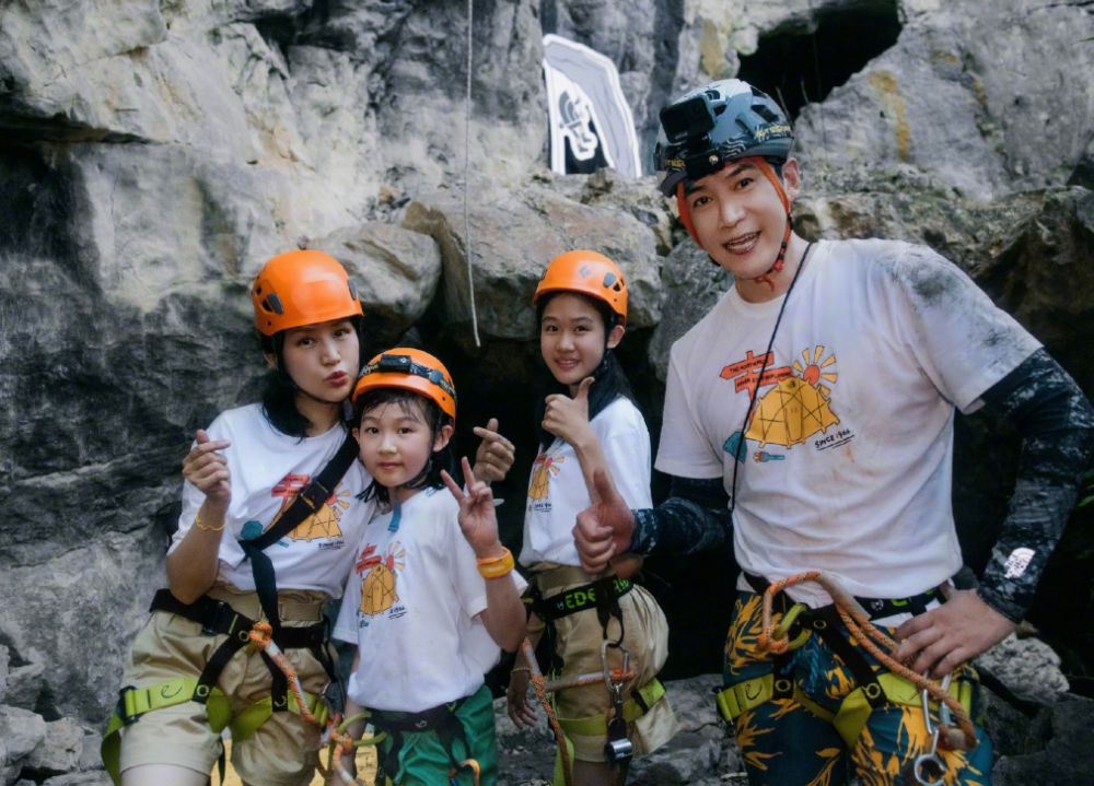 陆毅携妻女遛弯，47岁发量浓密像戴假发，与15岁女儿似孪生兄妹