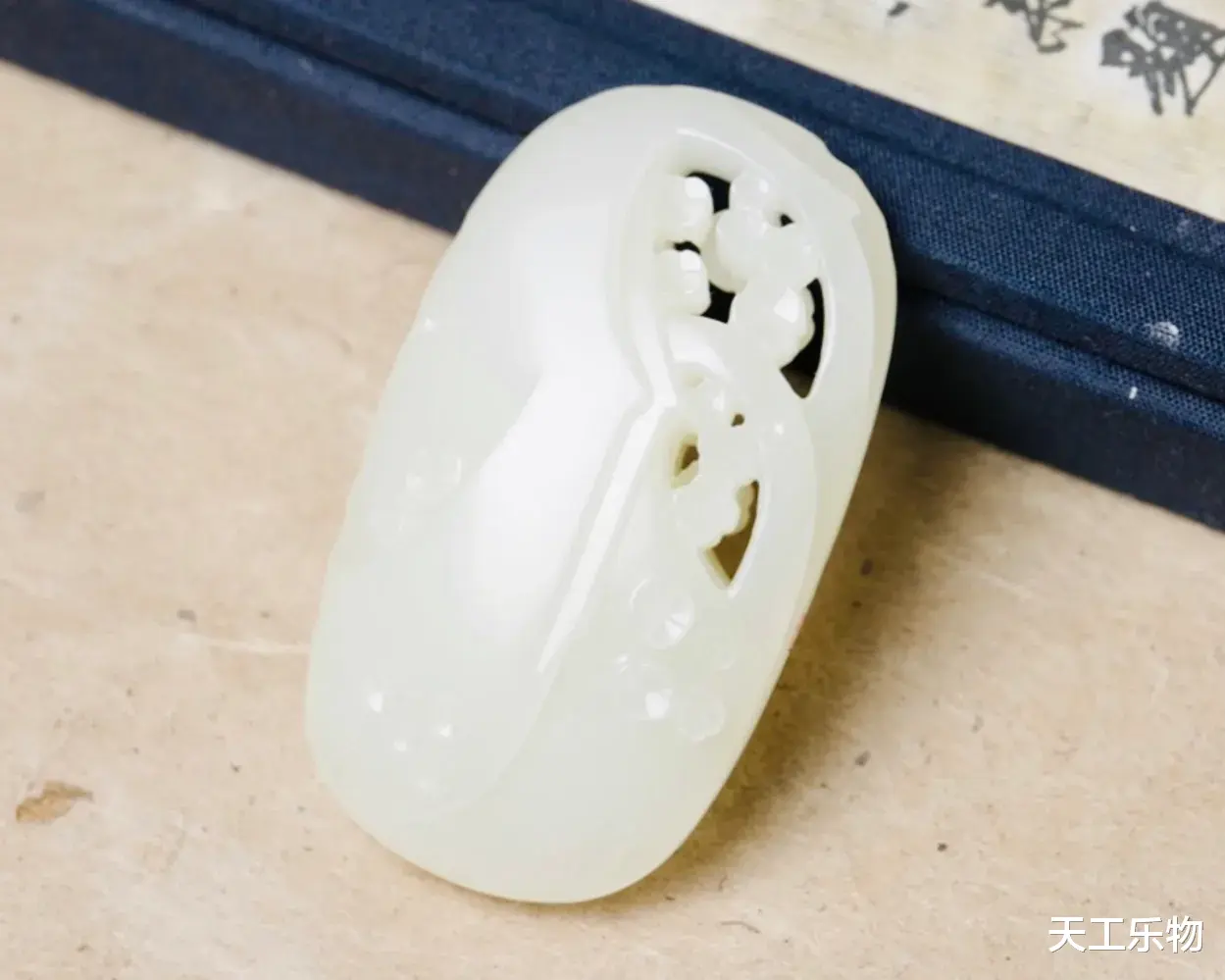雕刻|三千一克的镂雕籽料！和田玉海派精工巧雕“暗香”！