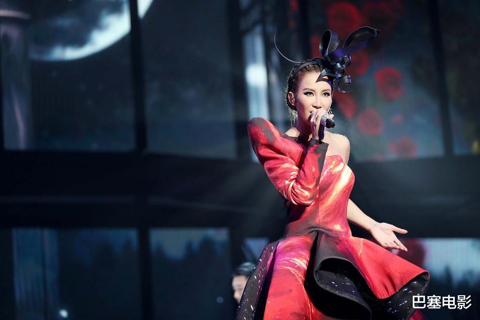 李玟去世全网惊讶，背后的故事不简单，悲伤全部留给了自己