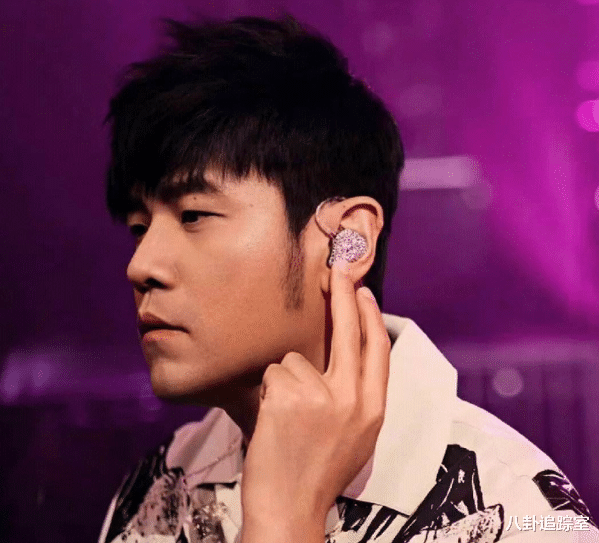 周杰伦罕晒近况，穿黑衬衣满脸络腮胡显落魄，曾被曝举家赴澳躲债