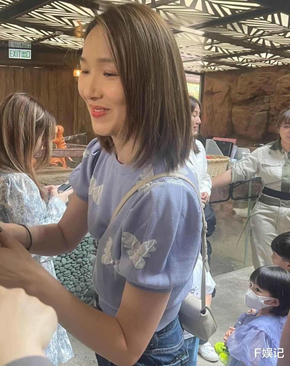 何炅|李亚男钟嘉欣一起带着子女到主题乐园游玩 子女被赞漂亮和可爱