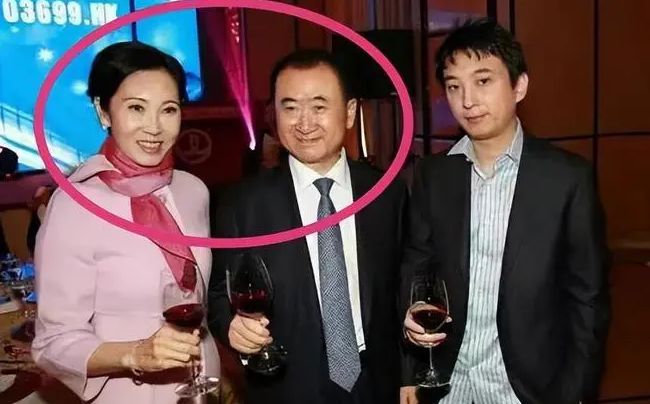 王思聪签约37亿文旅项目，不穿西服亮相惹争议，被调侃不想接班