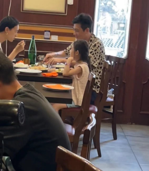 陈冠希1家3口游意大利,吃烤肉开怀大笑,女儿超模脸和妈妈像极了