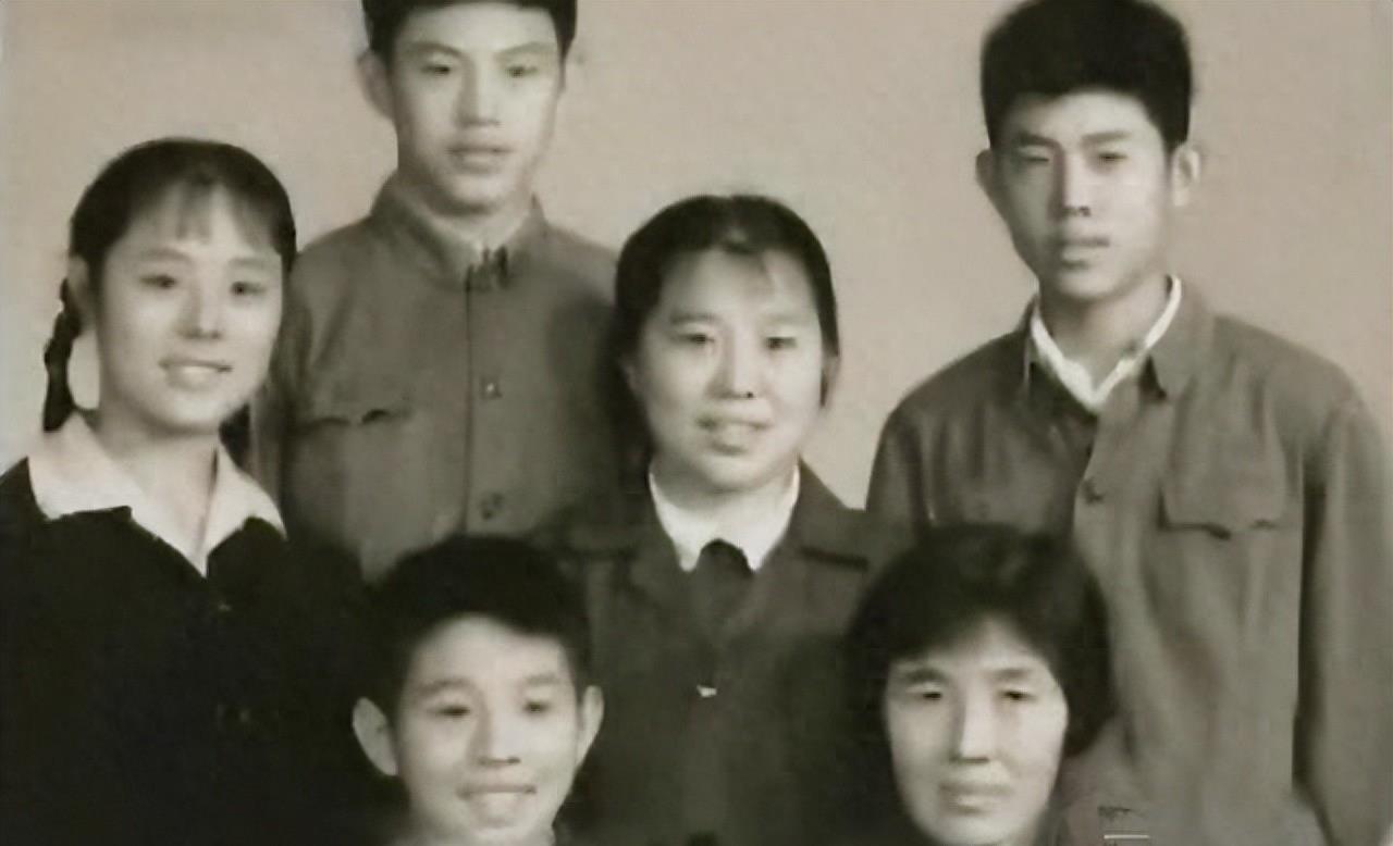 李连杰晒妻子近照,62岁利智衰老似老奶奶!反观前妻状态依然优雅