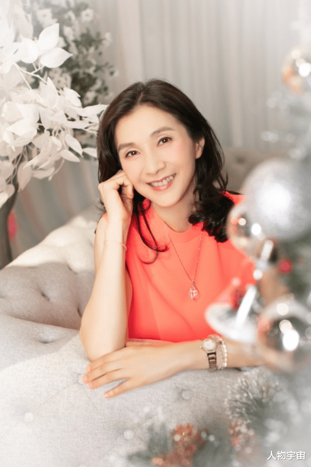 她机智美丽,是港姐季军却没入行,年轻嫁富豪生2子,今乐做慈善