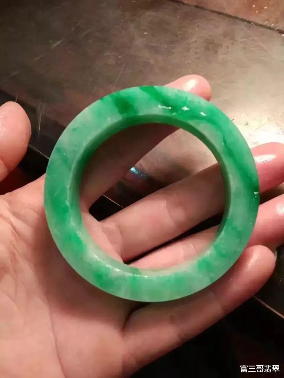 翡翠|18万拿下一块半赌料,掏出14只阳绿飘花手镯,货主乐疯了!