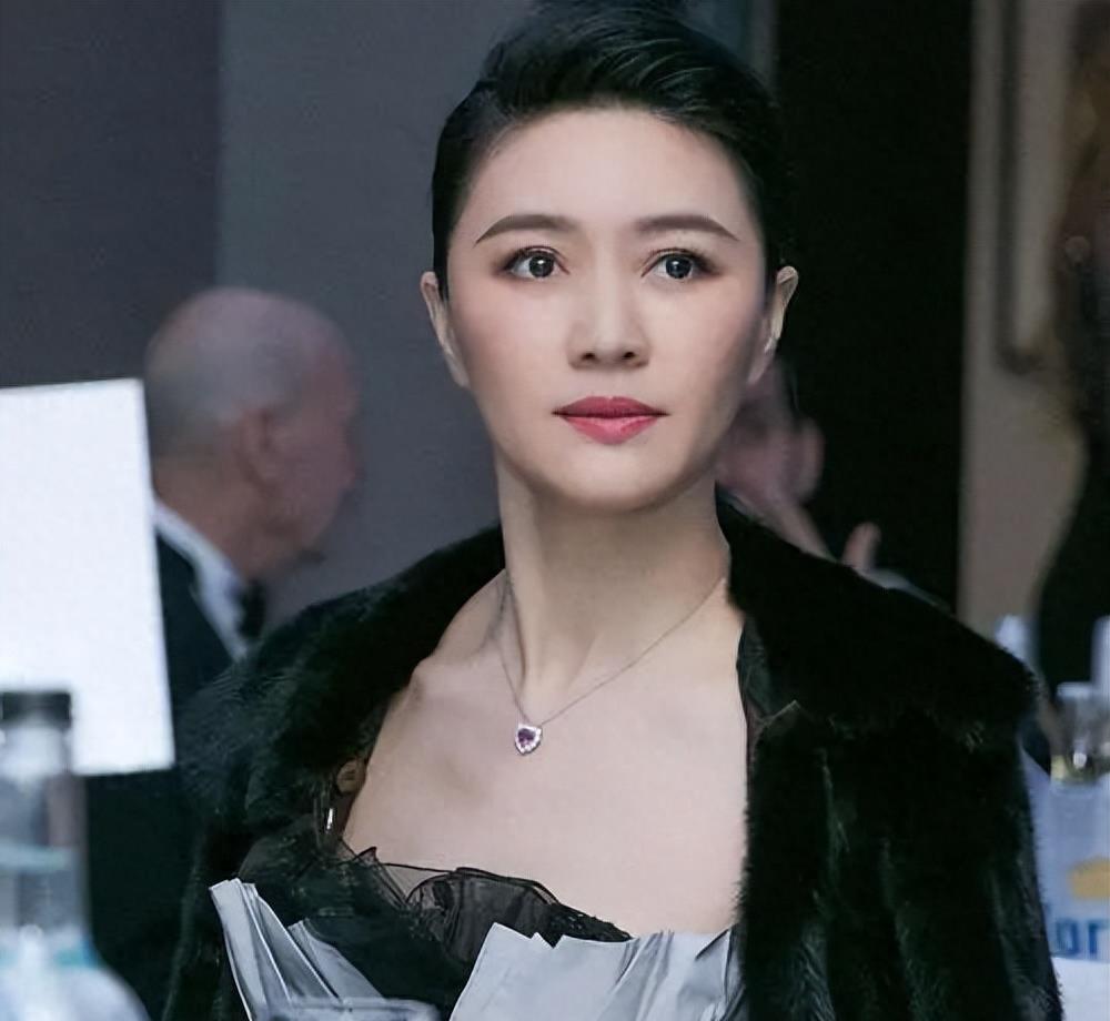 初恋陆毅，痴爱王志文，富豪老公入狱去世后，她竟拿130亿笑活下去