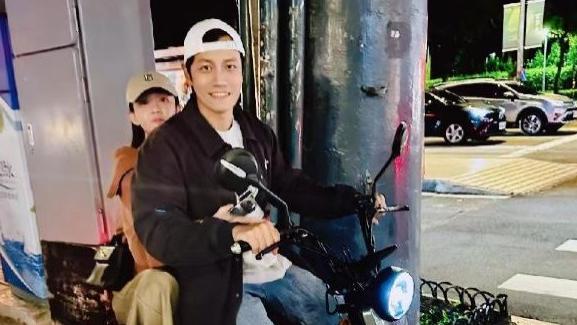 陈乔恩夫妇街头骑电动车，富豪老公穿百元外套，两人体型差太大！
