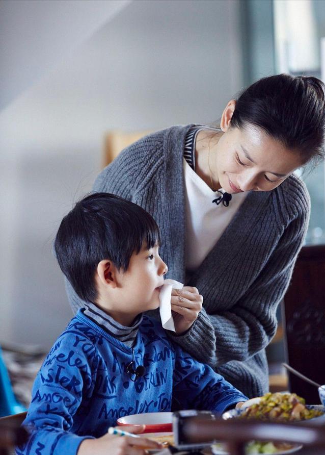 董洁|43岁董洁的直播带货，又给娱乐圈“上了一课”