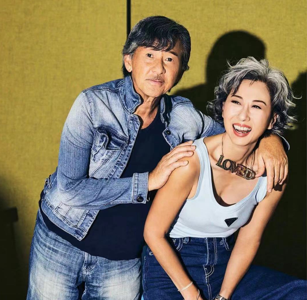 林子祥叶倩文夫妇参观东莞“欧洲小镇”,华为大佬亲自陪同引热议