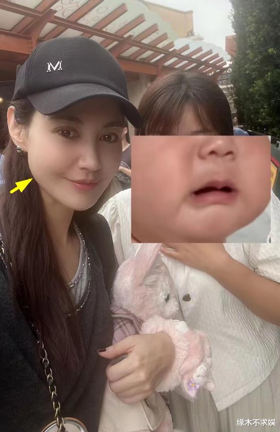 44岁杨雪迪士尼被偶遇,一身行头超7万,13岁女儿神似Angelababy