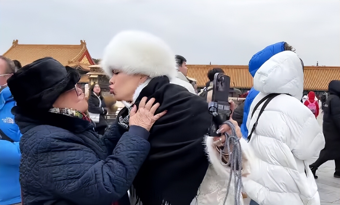 钟丽缇祖孙三代逛故宫，77岁越南母亲踢毽子，机场送别长女惹泪目