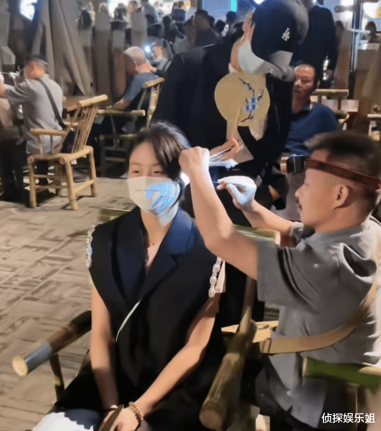 |田亮带家人出游，15岁森碟身高近一米七，和妈妈离别相拥好有爱