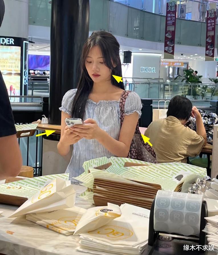 23岁任敏商场被偶遇，一身行头仅百元，真人暴瘦比剧中美太多！