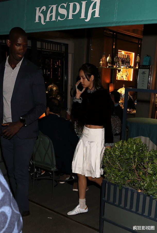 疯马秀事件升级,Lisa幕后生图曝光,两位看秀女星彻底凉凉