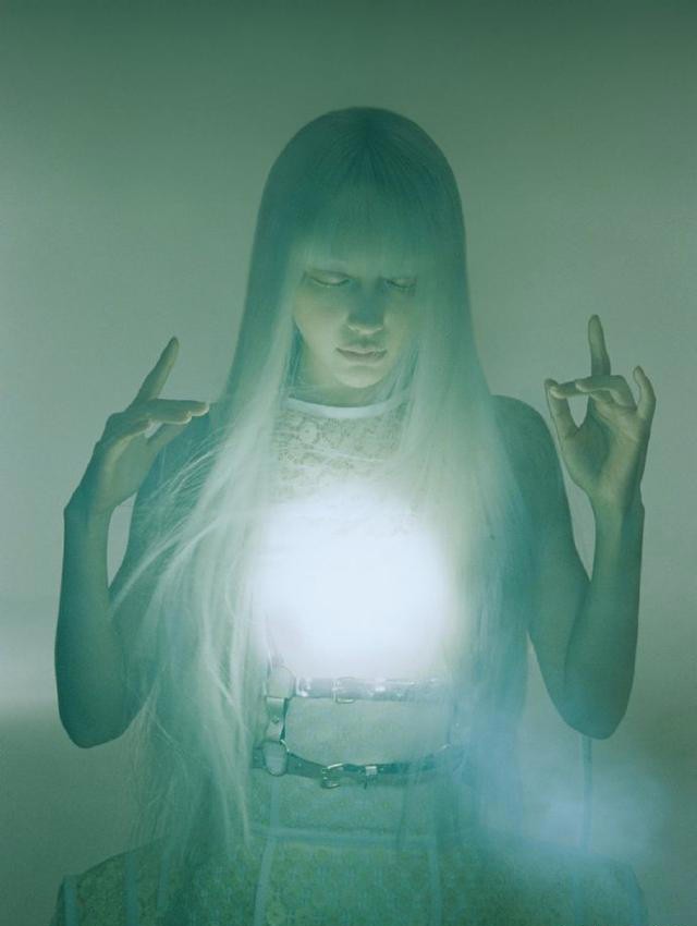 杨颖为杂志拍摄大片,风格大变像一个女鬼