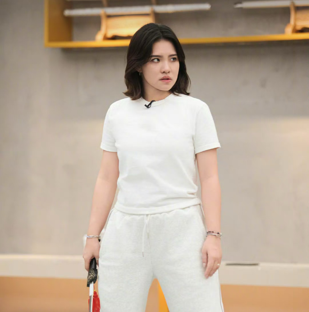 谢依霖曝“时代姐妹花”仍有联络，四人聊天群名曝光，夸杨幂面冷心善