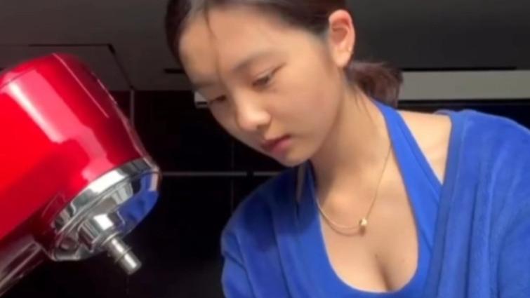 黄忆慈|11岁甜馨穿露脐装、17岁黄多多穿低胸衣，明星们的育儿经引争议！