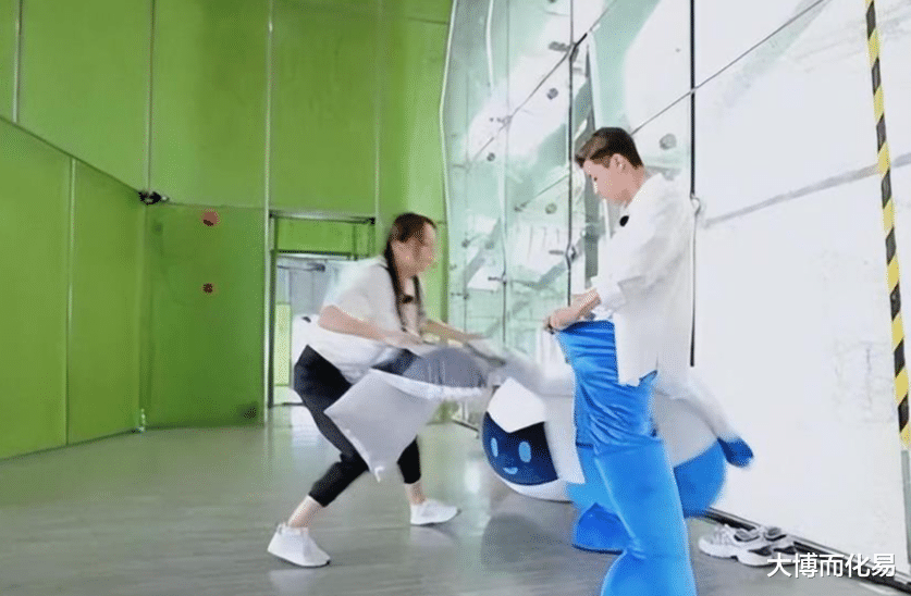 最没分寸感的6位男星，对女星动手动脚无底线，犀利操作刷新网友三观