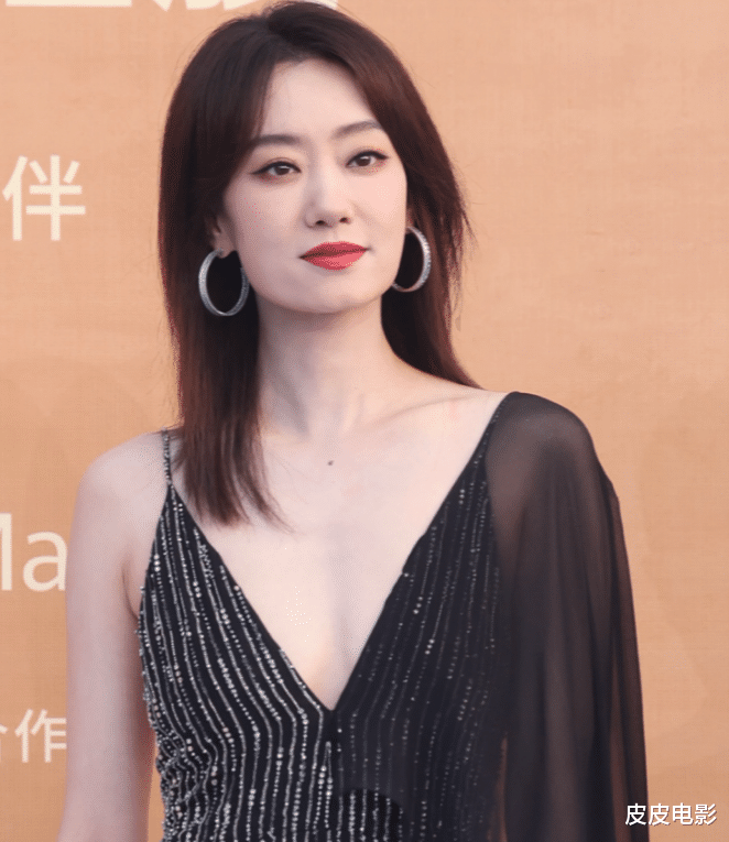 这一夜,袁泉气质出圈,殷桃女人味十足,何赛飞咬嘴唇可爱