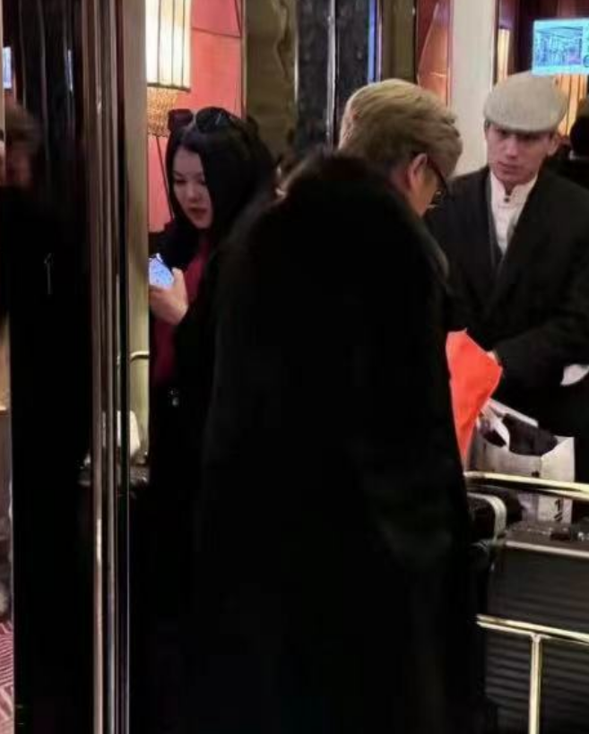 要复婚?李湘一家三口上海度假,住3000元酒店,与王岳伦穿情侣装