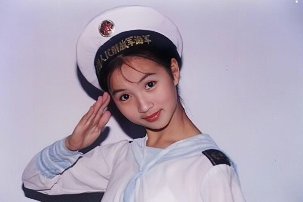 以为她们是无戏可拍，原来是改行当老师了，这5位女星名利说丢就丢