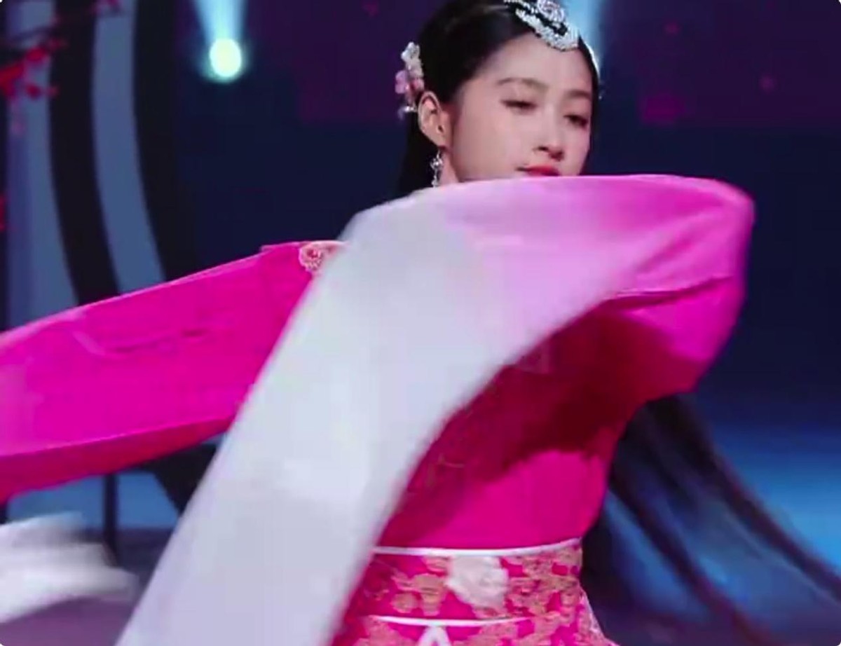 王牌8:景甜演华妃美得冒泡,关晓彤跳惊鸿舞被嘲像太妹跳广场舞