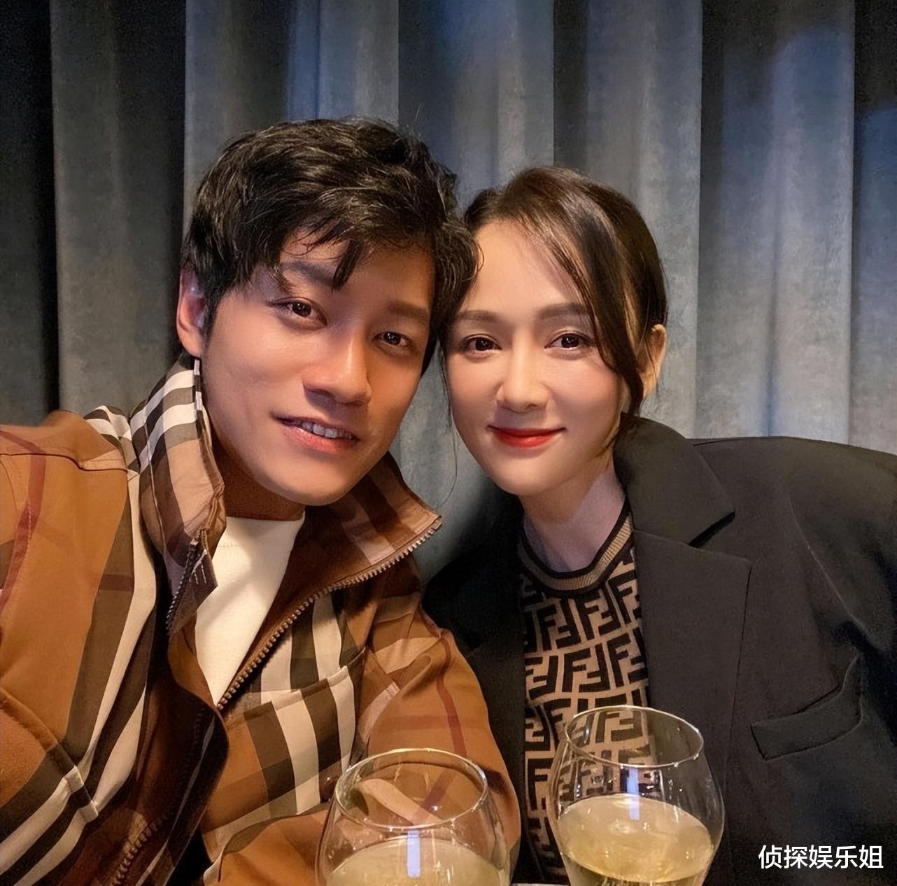 陈乔恩|陈乔恩晒老公视角出游照,打扮青春少女感足,腿部贴胶布引担忧