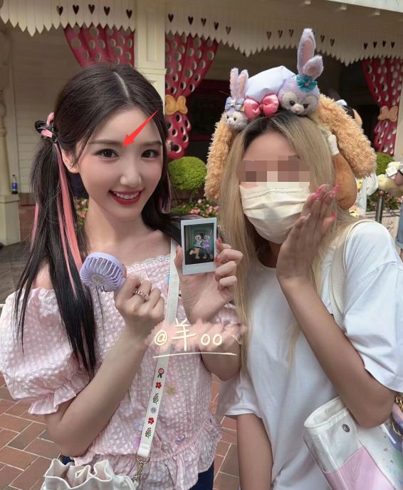 迪士尼偶遇毛晓彤,双马尾编发造型似少女,眼角变歪疑似整容