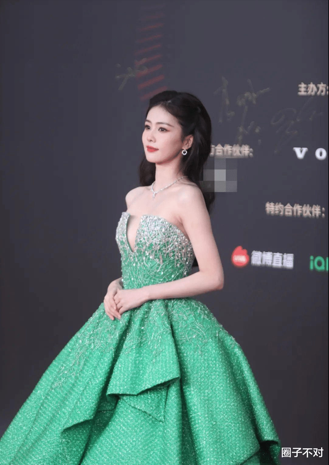 红毯成照妖镜,关晓彤的腿娜扎的胸,都输给“毫无亮点”的刘诗诗