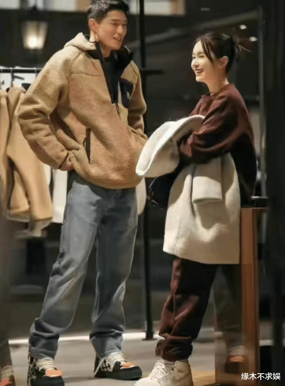 吴永恩|吴永恩分手后首露面,伦敦街头黯然神伤,被扒利用王子文赚钱!