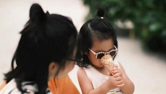 杨子姗罕晒全家福，1岁阿喜与妈妈留同款发型，墨镜遮面气场好强