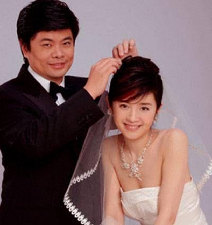 为娶央视主持人，富豪丁健抛妻弃子，没曾想前妻和现任竟然成闺蜜