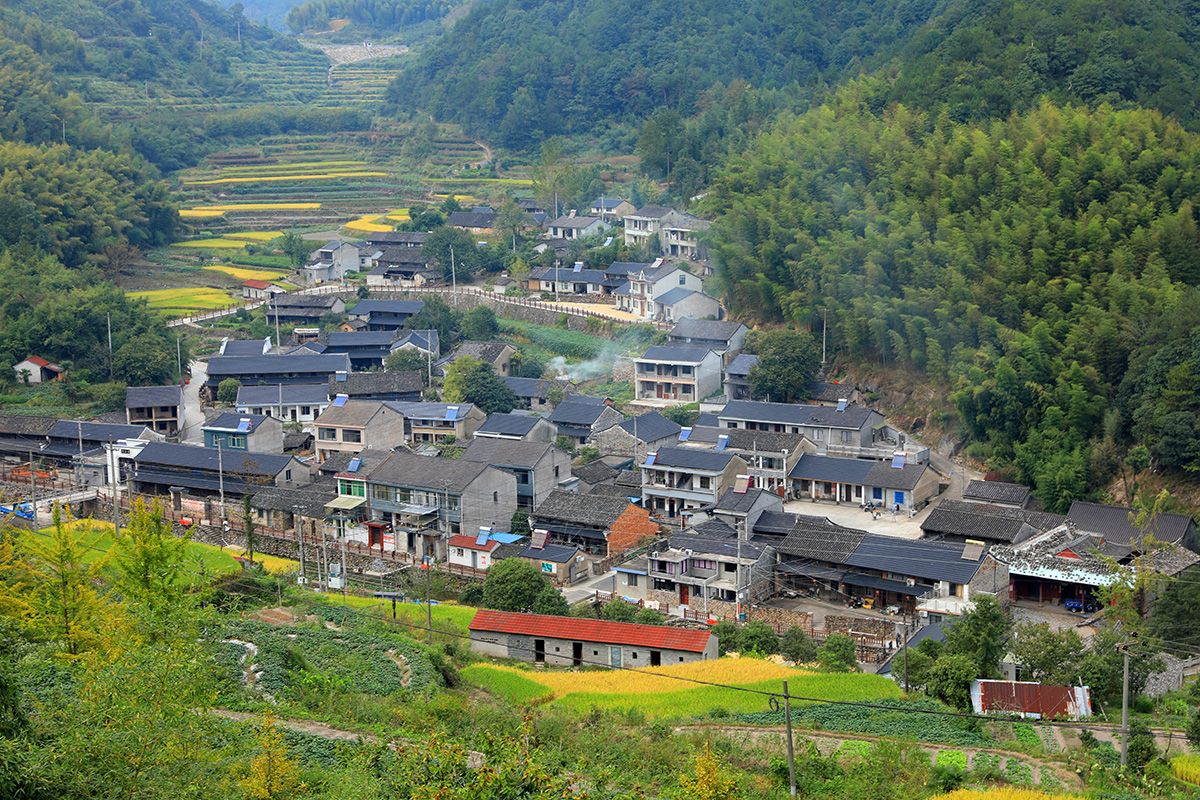 古镇|我国有一特别的村子，一半在国外，荡个秋千就能出国