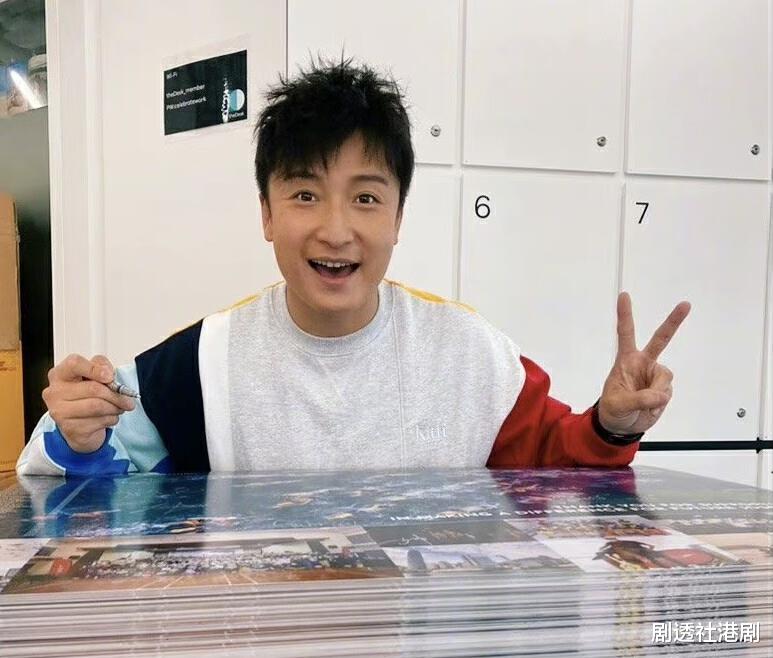 龙马精神|恭喜！香港知名荧幕男神被曝新恋情，新任女友是艺术家长相漂亮