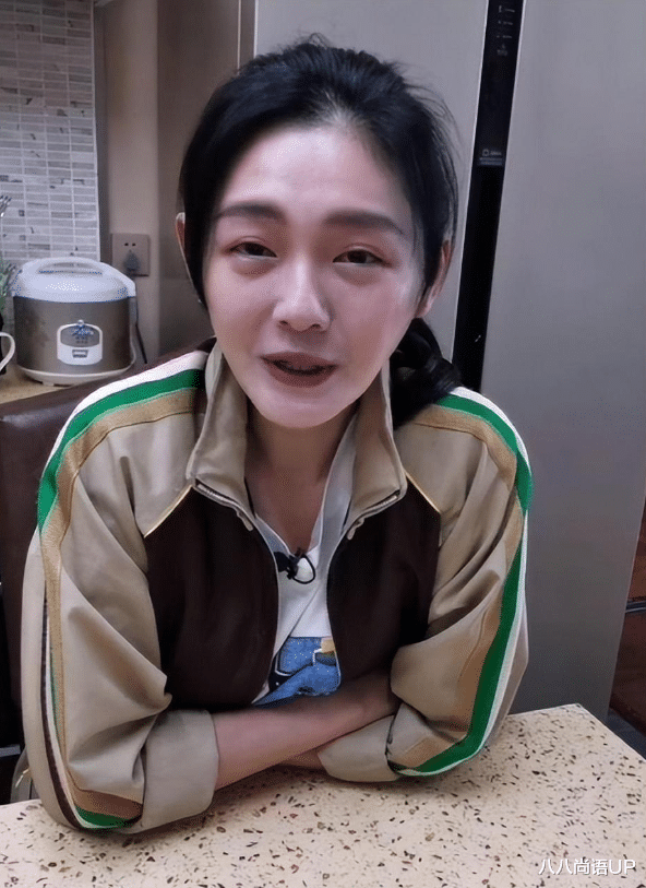 47岁翁帆庆祝结婚纪念日!穿丝绒外套配纱裙彰显贵气,不输女明星