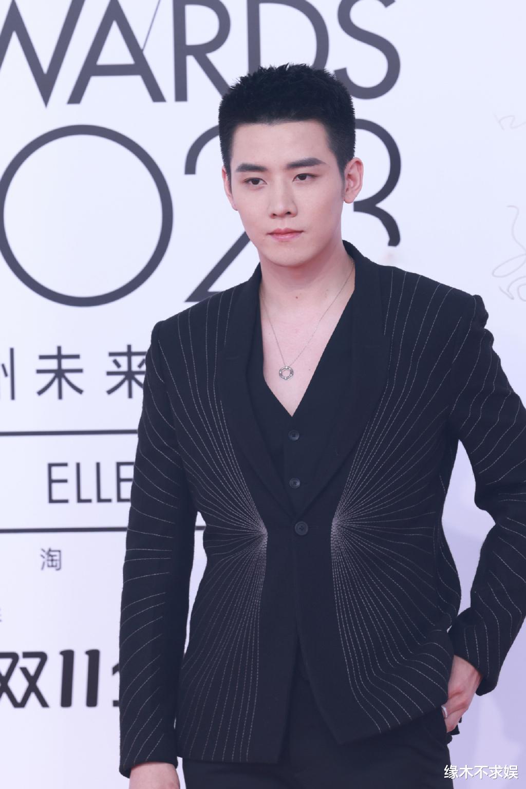 迪丽热巴杨紫齐聚ELLE红毯，一个明艳如女帝，一个被嘲像丫鬟！